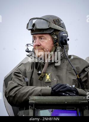 Pabrade, Lituanie. 21st févr. 2023. PABRADE - le roi Willem-Alexander participe à un exercice lors de sa visite à des soldats néerlandais dans la zone d'entraînement de Pabrade, en Lituanie. Les soldats font partie de la présence avancée renforcée de l'OTAN. ANP ROBIN VAN LONKHUIJSEN pays-bas Out - belgique Out Credit: ANP/Alay Live News Banque D'Images