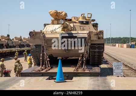 Un char de combat principal M1A2 Abrams est le dernier véhicule chargé sur un train pendant les opérations de la tête de chemin de fer sur 24 juillet 2022. Après avoir effectué toutes les inspections et précautions de sécurité, le dernier wagon est dégagé et prêt pour le transport. Banque D'Images