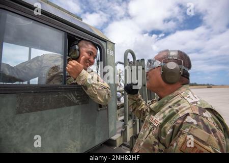 L'ancien Airman Cedrick Gaoiran et le sergent d'état-major Rogelio Estadillo, 48th, Escadron du port aérien, discutent des procédures de déchargement de la cargaison pendant un moteur en charge/déchargement à partir d'un C-17 à l'appui du RIMPAC 22, Marine corps Hawaii 21 juillet 2022. Vingt-six nations, 38 navires, trois sous-marins, plus de 170 avions et 25 000 membres du personnel - y compris les aviateurs du 624 RSG - participent à la #RIMPAC2022 de 29 juin au 4 août dans et autour des îles hawaïennes et de la Californie du Sud. Le plus grand exercice maritime international au monde, RIMPAC offre une occasion unique de formation W Banque D'Images