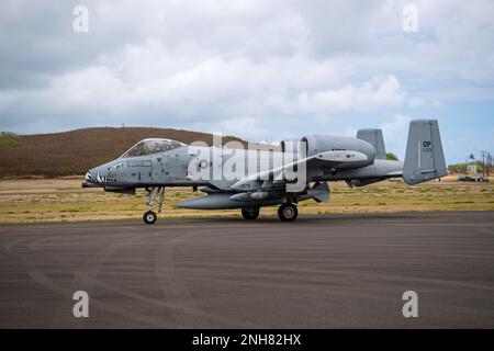 Un avion Thunderbolt II A-10 provenant du groupe de chasseurs 924th, base aérienne Davis-Monthan, Arizona taxis sur la piste en appui à RIMPAC 22, base des Marines Hawaii, le 21 juillet 2022. Vingt-six nations, 38 navires, trois sous-marins, plus de 170 avions et 25 000 membres du personnel - y compris les aviateurs du 624 RSG - participent à la #RIMPAC2022 de 29 juin au 4 août dans et autour des îles hawaïennes et de la Californie du Sud. Le plus grand exercice maritime international au monde, RIMPAC offre une occasion unique de formation tout en favorisant et en soutenant la coopération Banque D'Images