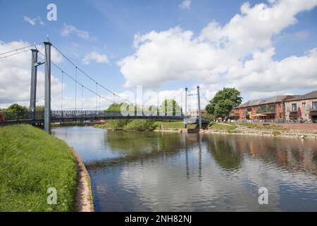 Vue sur le River exe et le pont de Cricklepit à Exeter, Devon au Royaume-Uni Banque D'Images