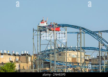 Les filles seulement jour à Biluna Luna Park un ultra religieux et kasher parc de divertissement a été érigé à Bnei Brak, Israël pour une période de deux semaines le parc Banque D'Images