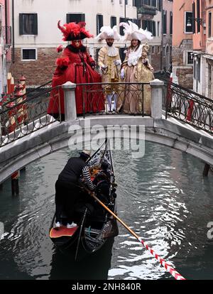 Venise, Italie. 20th févr. 2023. Les fêtards posent pendant le Carnaval de Venise à Venise, Italie, 20 février 2023. Le Carnaval de Venise 2023 se déroule du 4 au 21 février dans la ville lagon italienne. Crédit: Alberto Lingria/Xinhua/Alay Live News Banque D'Images