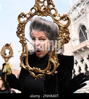 Venise, Italie. 20th févr. 2023. Un fêtard pose pendant le Carnaval de Venise à Venise, Italie, 20 février 2023. Le Carnaval de Venise 2023 se déroule du 4 au 21 février dans la ville lagon italienne. Crédit: Alberto Lingria/Xinhua/Alay Live News Banque D'Images