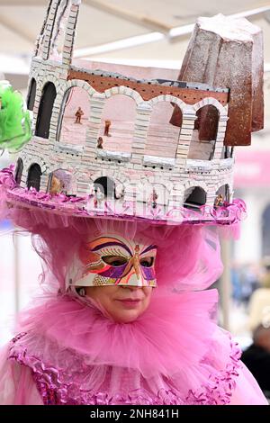 Venise, Italie. 20th févr. 2023. Un fêtard pose pendant le Carnaval de Venise à Venise, Italie, 20 février 2023. Le Carnaval de Venise 2023 se déroule du 4 au 21 février dans la ville lagon italienne. Crédit: Alberto Lingria/Xinhua/Alay Live News Banque D'Images