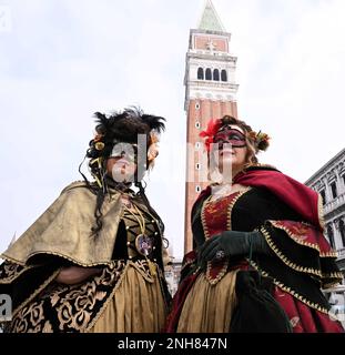 Venise, Italie. 20th févr. 2023. Les fêtards posent pendant le Carnaval de Venise à Venise, Italie, 20 février 2023. Le Carnaval de Venise 2023 se déroule du 4 au 21 février dans la ville lagon italienne. Crédit: Alberto Lingria/Xinhua/Alay Live News Banque D'Images