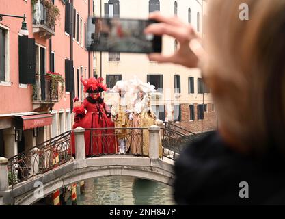 Venise, Italie. 20th févr. 2023. Les fêtards assistent au Carnaval de Venise à Venise, Italie, le 20 février 2023. Le Carnaval de Venise 2023 se déroule du 4 au 21 février dans la ville lagon italienne. Crédit: Alberto Lingria/Xinhua/Alay Live News Banque D'Images