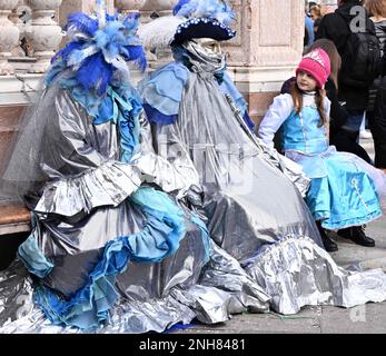 Venise, Italie. 20th févr. 2023. Les fêtards assistent au Carnaval de Venise à Venise, Italie, le 20 février 2023. Le Carnaval de Venise 2023 se déroule du 4 au 21 février dans la ville lagon italienne. Crédit: Alberto Lingria/Xinhua/Alay Live News Banque D'Images