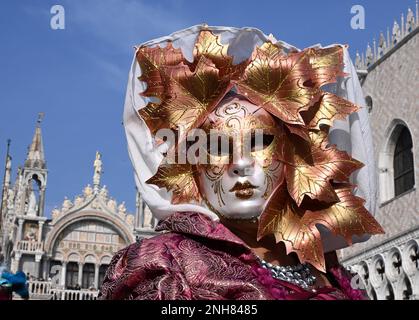 Venise, Italie. 20th févr. 2023. Un fêtard pose pendant le Carnaval de Venise à Venise, Italie, 20 février 2023. Le Carnaval de Venise 2023 se déroule du 4 au 21 février dans la ville lagon italienne. Crédit: Alberto Lingria/Xinhua/Alay Live News Banque D'Images