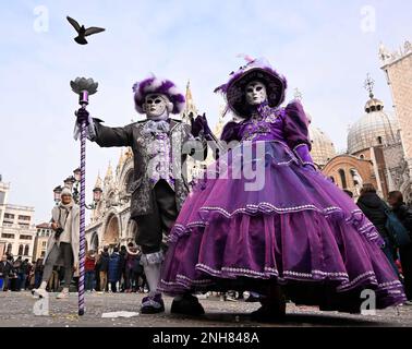 Venise, Italie. 20th févr. 2023. Les fêtards posent pendant le Carnaval de Venise à Venise, Italie, 20 février 2023. Le Carnaval de Venise 2023 se déroule du 4 au 21 février dans la ville lagon italienne. Crédit: Alberto Lingria/Xinhua/Alay Live News Banque D'Images