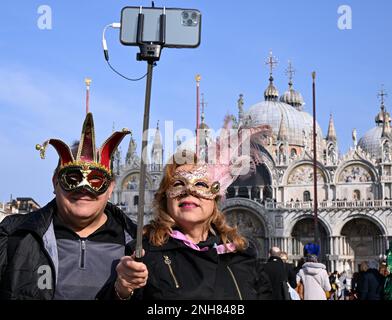 Venise, Italie. 20th févr. 2023. Les fêtards assistent au Carnaval de Venise à Venise, Italie, le 20 février 2023. Le Carnaval de Venise 2023 se déroule du 4 au 21 février dans la ville lagon italienne. Crédit: Alberto Lingria/Xinhua/Alay Live News Banque D'Images