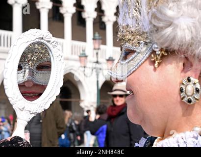 Venise, Italie. 20th févr. 2023. Un fêtard pose pendant le Carnaval de Venise à Venise, Italie, 20 février 2023. Le Carnaval de Venise 2023 se déroule du 4 au 21 février dans la ville lagon italienne. Crédit: Alberto Lingria/Xinhua/Alay Live News Banque D'Images