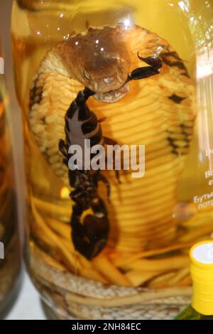 Serpents et scorpions en bouteille dans le vin et les médicaments traditionnels à vendre, Ninh Kieu, CAN Tho, Vietnam Banque D'Images