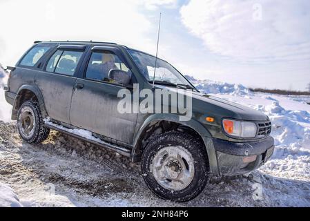 Le vus Ffroad 'Nissan Terrano 4x4' rapidement avec un jet de Blizzard sur une route enneigée en hiver sur le virage. Banque D'Images