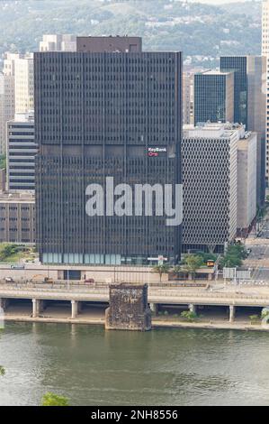 Centre-ville de Pittsburgh : 11, rue Stanwix, ancien quartier général de Westinghouse Electric, tour en aluminium gris foncé et en verre surplombant la rivière Monongahela. Banque D'Images