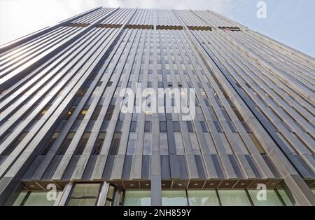 Centre-ville de Pittsburgh : vue sur le mur de rideau en aluminium anodisé gris foncé et en verre du 11 Stanwix Street (alias six Gateway Center). Banque D'Images