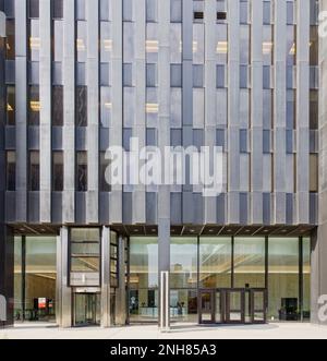 Centre-ville de Pittsburgh : le mur de rideau en aluminium anodisé gris foncé et en verre du 11 Stanwix Street (alias six Gateway Center). Banque D'Images