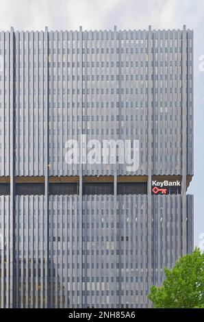 Centre-ville de Pittsburgh : le mur de rideau en aluminium anodisé gris foncé et en verre du 11 Stanwix Street (alias six Gateway Center). Banque D'Images