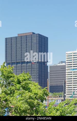 Centre-ville de Pittsburgh : 11, rue Stanwix, ancien quartier général de Westinghouse Electric, tour en aluminium gris foncé et en verre surplombant la rivière Monongahela. Banque D'Images