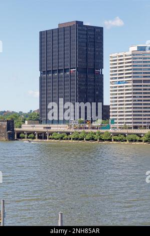 Centre-ville de Pittsburgh : 11, rue Stanwix, ancien quartier général de Westinghouse Electric, tour en aluminium gris foncé et en verre surplombant la rivière Monongahela. Banque D'Images