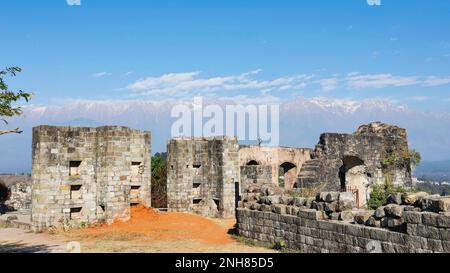 Ruines de la forteresse de Kangra fort et des montagnes derrière, Kangra, Himachal Pradesh, Inde. Banque D'Images