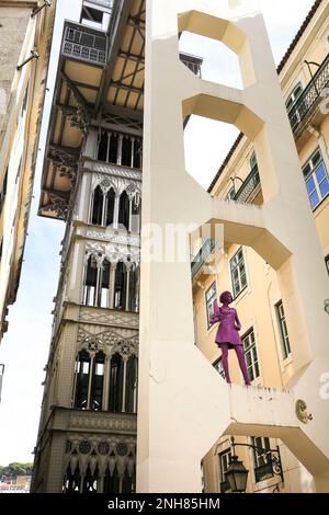 Lisbonne, Portugal- 21 octobre 2022: Superlinox oeuvre d'art à l'ascenseur de Santa Justa fabriqué par Raul Mesnier 1898-1902. Lisbonne, Baixa Pombalina Banque D'Images