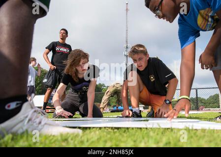 Les élèves du secondaire local assemblent des découpes pour terminer un puzzle lors du défi « c'est ma Squad » lors du camp d'été inaugural de fort Eustis au stade Todd, Newport News, Virginie, 21 juillet 2022. Le camp d'été est conçu pour promouvoir et encourager la camaraderie, le travail d'équipe, le plaisir et l'esprit de corps entre fort Eustis et la communauté locale de Newport News. Banque D'Images