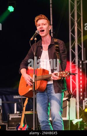 Daniel Heptinstall, de Skinny Lister, se produit au festival Wickham, Hampshire, Royaume-Uni. 5 août 2022 Banque D'Images