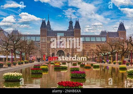 Amsterdam, pays-Bas - 15 avril 2018 : Amsterdam, pays-Bas, horizon de la ville au Rijksmuseum (Musée national néerlandais) et I Amsterdam signe avec tulib fl Banque D'Images