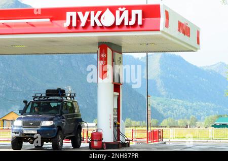 Le SUV russe d'expédition 'UAZ Patriot' est à la station-service 'LUKOIL' dans les montagnes de l'Altaï Banque D'Images