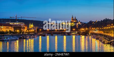Prague Tchéquie, panorama de la ville nuit à la Vltava et le château de Prague Banque D'Images