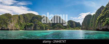 Vue sur les îles tropicales avec l'eau de mer bleu océan et plage de sable blanc à la baie Maya des îles Phi Phi, Krabi Thaïlande paysage de nature panorama Banque D'Images
