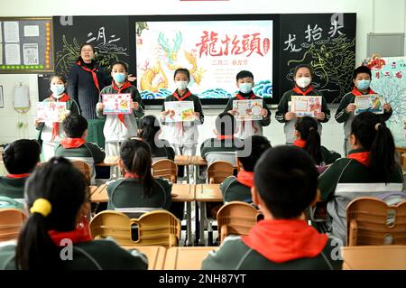 (230221) -- SHIJIAZHUANG, 21 février 2023 (Xinhua) -- les élèves participent à des activités de culture populaire dans une école primaire de Shijiazhuang, dans la province de Hebei, dans le nord de la Chine, 21 février 2023. Littéralement, signifiant « le dragon lève la tête », le jour de Longtaitou, le deuxième jour du deuxième mois lunaire, tombe le 21 février 2023. (Xinhua/Luo Xuefeng) Banque D'Images