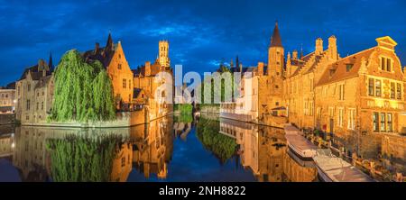 Bruges Belgique, vue panoramique nocturne de la ville sur le canal de Rozenhoedkaai Dijver avec la tour du beffroi Banque D'Images