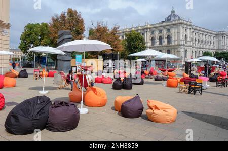 Vienne, Autriche - 28 août 2022 : détail d'une bibliothèque en plein air sur la place Platz der Menschenrechte, dans le quartier des musées, Vienne, Autriche Banque D'Images