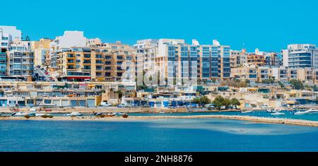 Baie St Pauls, Malte - 5 septembre 2022 : vue panoramique de Qawra, dans la baie St Pauls, Malte, sur sa côte entourant la baie de Salina Banque D'Images