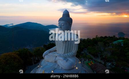 Grand bouddha sur la haute montagne à Phuket Thaïlande, lumière étonnante de coucher de soleil nature paysage nature fond Banque D'Images