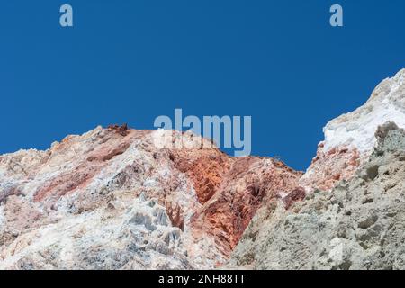 Roches volcaniques colorées sur la plage de Firiplaka, Milos Banque D'Images