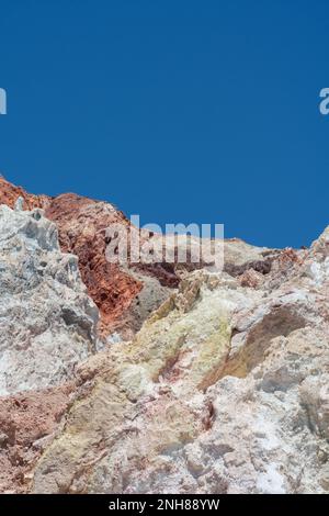 Roches volcaniques colorées sur la plage de Firiplaka, Milos Banque D'Images