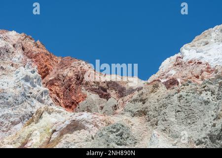 Roches volcaniques colorées sur la plage de Firiplaka, Milos Banque D'Images