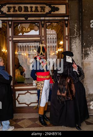 Venise, Italie, 21st février, 2023 le dernier jour du Carnaval, une gamme colorée de costumes que les habitants et les visiteurs ont pris dans les rues pour célébrer. Ce qui se distingue, c'est la participation des locaux, qui se sont habillés avec autant d'enthousiasme que les touristes. Marco Secchi / Alamy Live News Banque D'Images