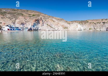 Plage avec des maisons en bord de mer dans Firopotamos Village, Milos Banque D'Images