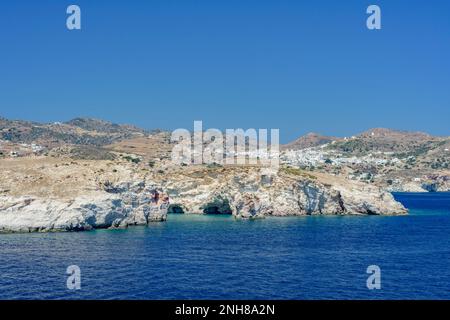 Vue côtière de l'île de Kimolos avec le village de Chorio perché sur la colline Banque D'Images