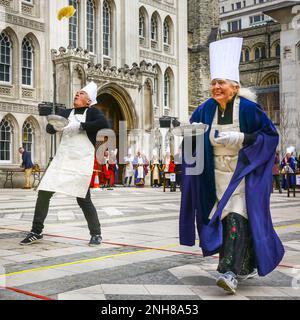 Londres, Royaume-Uni. 21st févr. 2023. Les liveries s'affrontent. La course annuelle Inter Livery Pancake accueille des équipes de participants de la City of London Worshipful Companies qui se livrent à des courses de crêpes Shrove Tuesday (souvent appelées « jour de la crêpe ») au Guildhall Yard, portant une robe habillée qui se rapporte à leur profession. Credit: Imagetraceur/Alamy Live News Banque D'Images