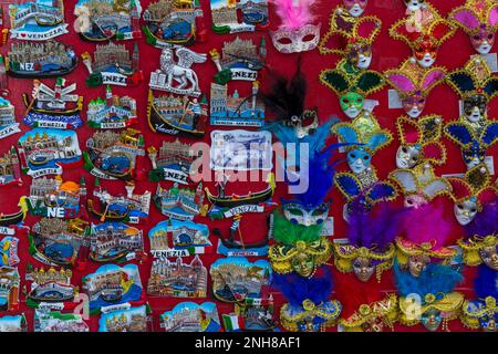 Aimants et masques décoratifs pour réfrigérateurs de Venise en vente dans un magasin à Murano, Venise, Italie en février Banque D'Images