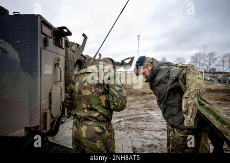 Pabrade, Lituanie. 21st févr. 2023. PABRADE - le roi Willem-Alexander participe à un exercice lors de sa visite à des soldats néerlandais dans la zone d'entraînement de Pabrade, en Lituanie. Les soldats font partie de la présence avancée renforcée de l'OTAN. ANP ROBIN VAN LONKHUIJSEN pays-bas Out - belgique Out Credit: ANP/Alay Live News Banque D'Images