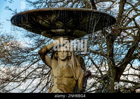 Fontaine et statue à Iveagh Gardens Park, Dublin Banque D'Images