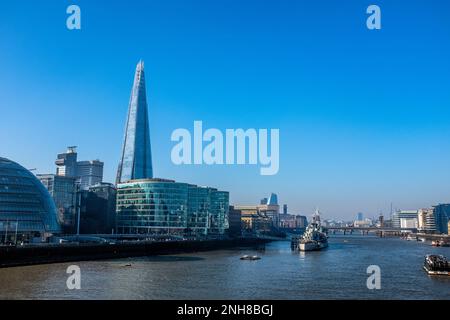 Vue sur le Shard, un gratte-ciel de 72 étages. Le HMS Belfast est également visible au premier plan. Banque D'Images