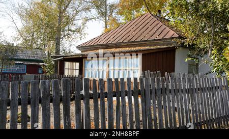 Maison de village derrière la clôture. Banque D'Images