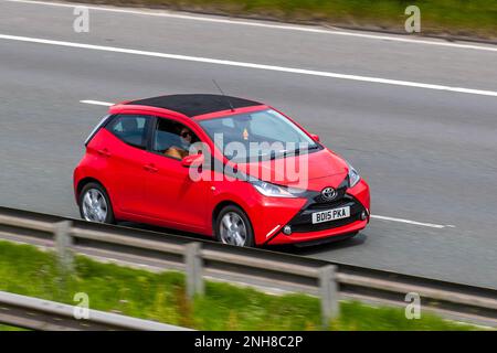 2015 (15) Red TOYOTA AYGO VVT-i X-PLAY 998cc essence 5 vitesses manuelle Banque D'Images